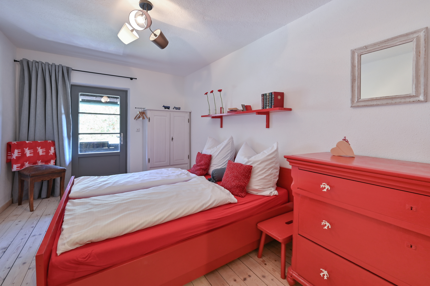 H27 Anderl rotes Schlafzimmer.jpg