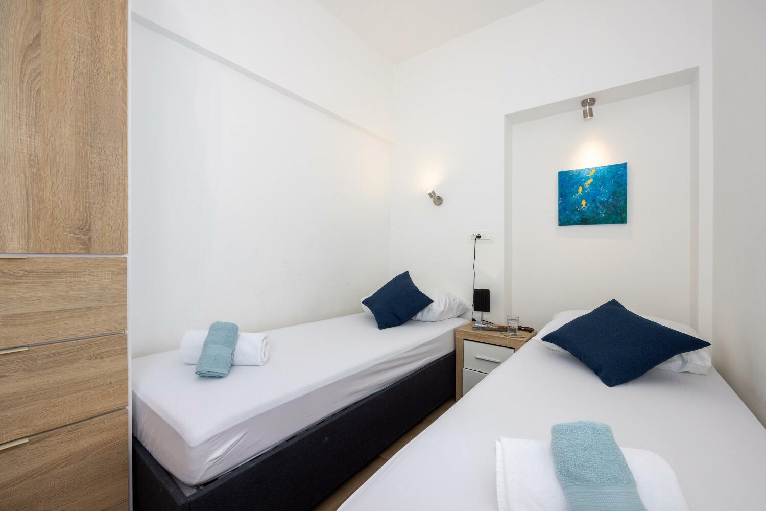 6_a42_bedroom2_2a - tiny800kb.jpg