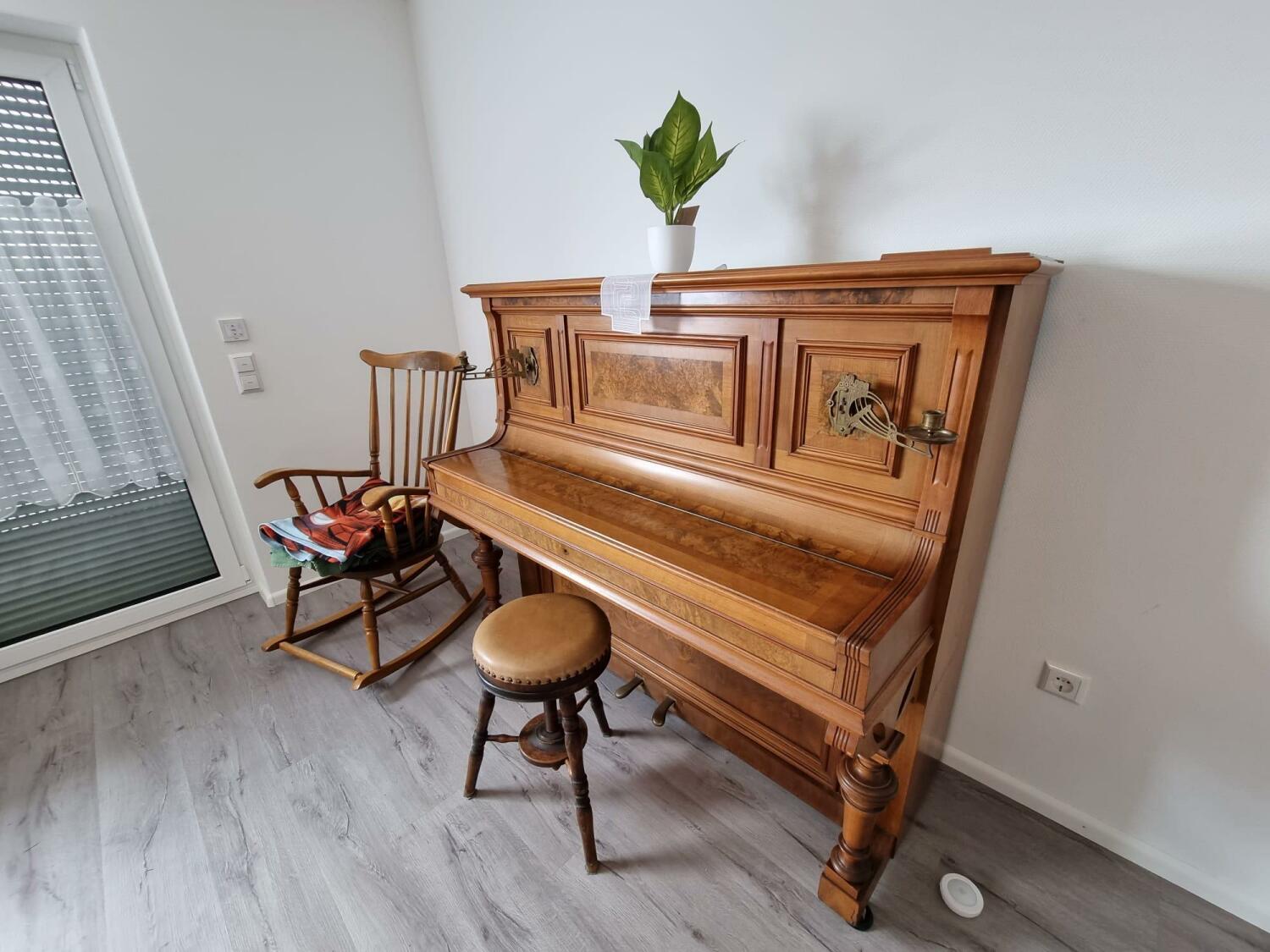 Wohnzimmer mit Klavier.jpg