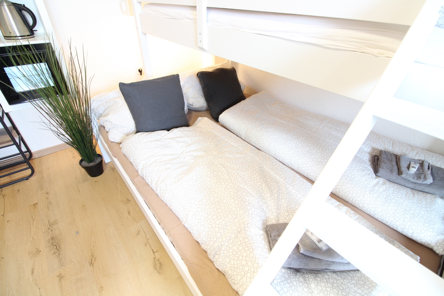 2024-11-14 - 401 room - bed closer.jpg