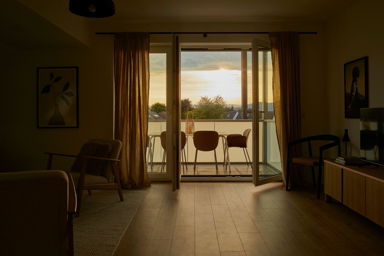 matt-apartments-offenburg-wohnbereich-balkon-abendstimmung.jpeg