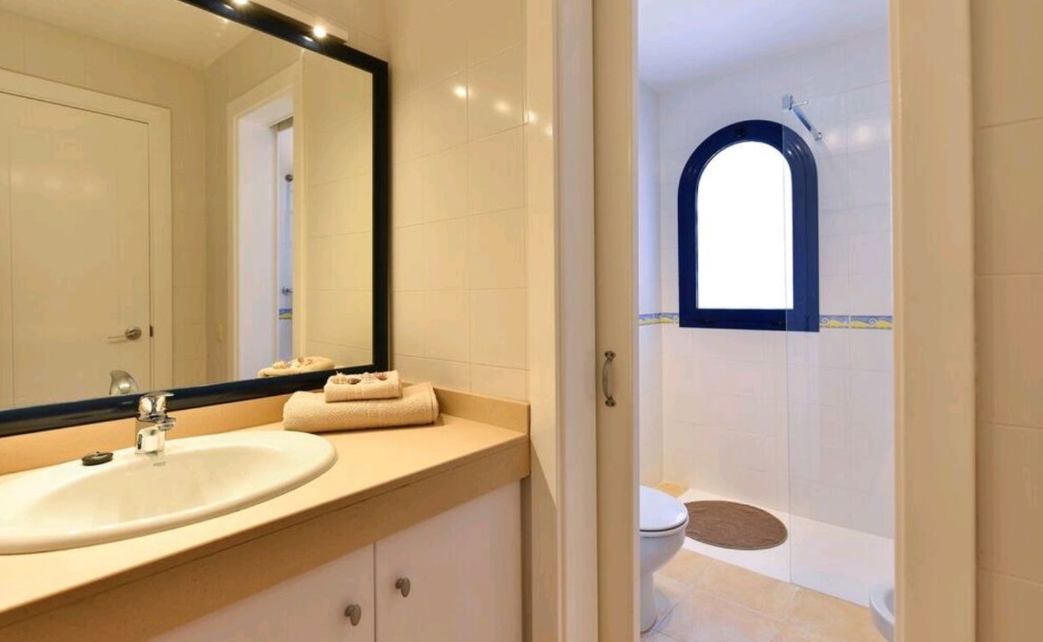 18-09-11 128 Duschbad mit WC Bidet und Waschplatz.jpg