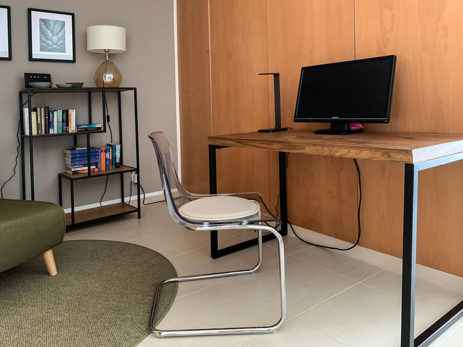 Arbeitsplatz mit Monitor.jpg