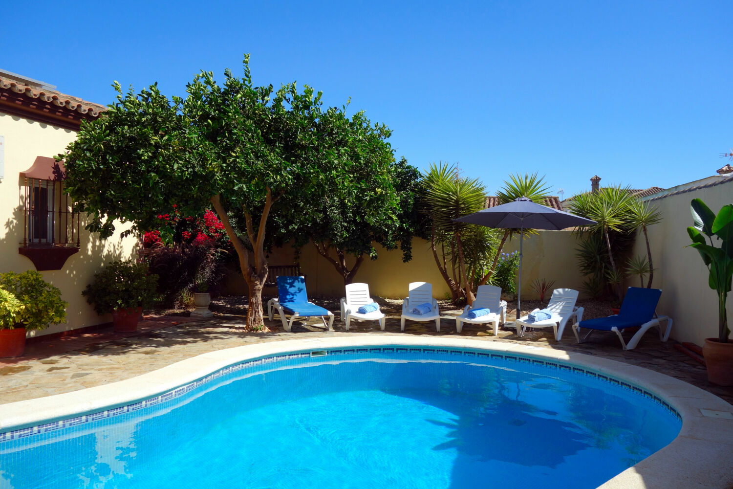 Pool und Sonnenterrasse.JPG