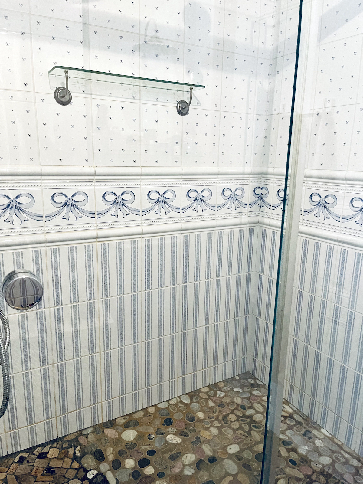 Maison salle de bain douche.jpg