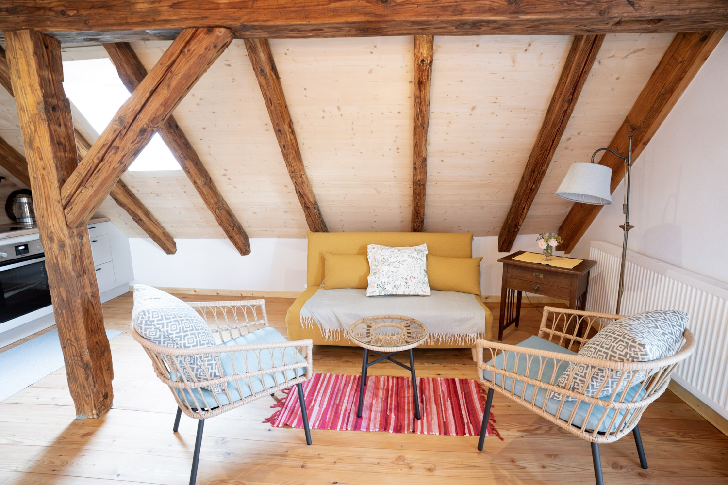 Gästehaus Großhöchberg_Henriette`s Himmelreich_Wohnbereich und Küche.jpg