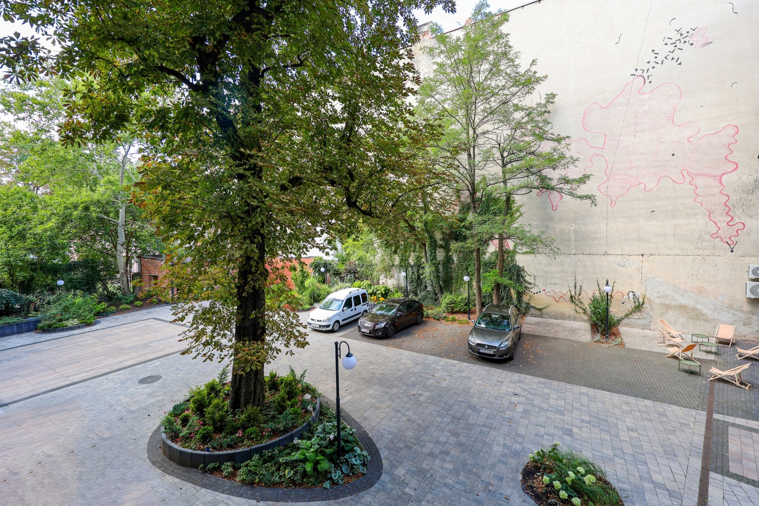 parking mijesce przed budynkiem i lezaki-2.jpg