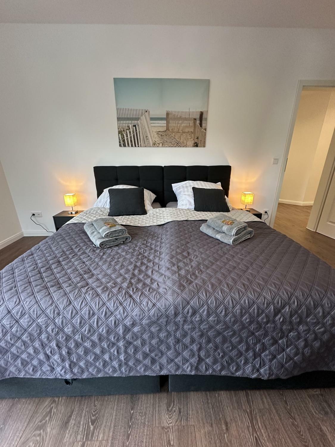 Schlafzimmer Nr.1 Bett.JPG