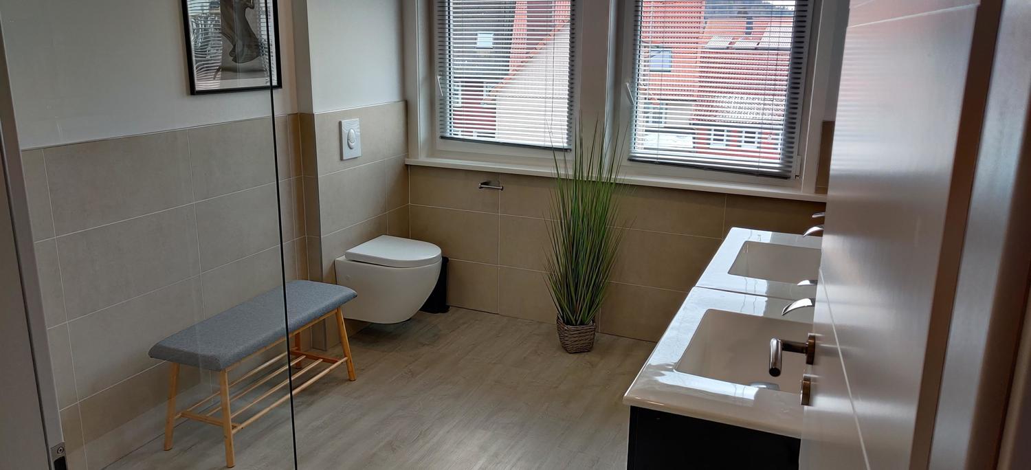 DG Duschbad mit 2 Waschbecken und WC.jpg