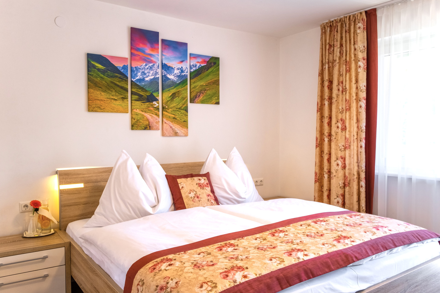 1 Schlafraum Bett Bedroom Apartments Davydov Ferienwohnung Appartement Bad Hofgastein Gastein Salzburg.jpg