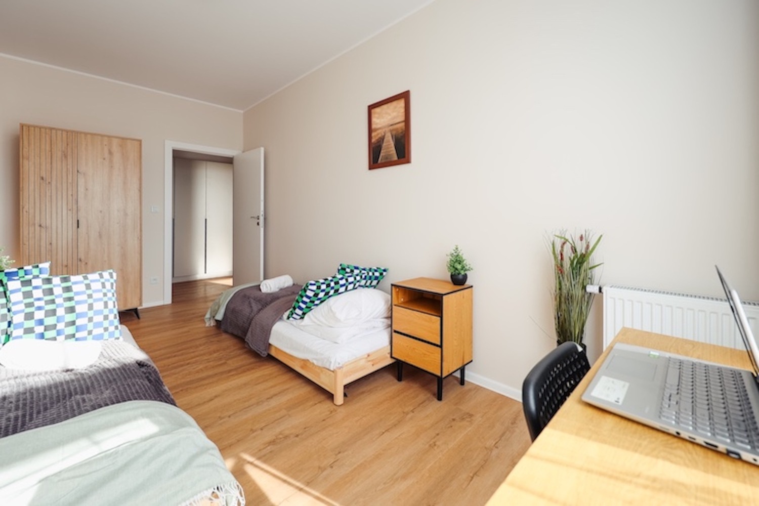 miejsce do pracy w dodatkowym pokoju.jpg