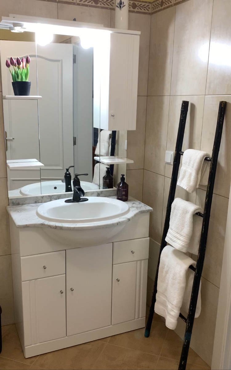 Main upstairs bathroom 1.jpeg