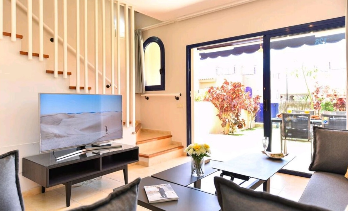 18-09-11 128 Salon mit Blick in den Vorgarten.jpg