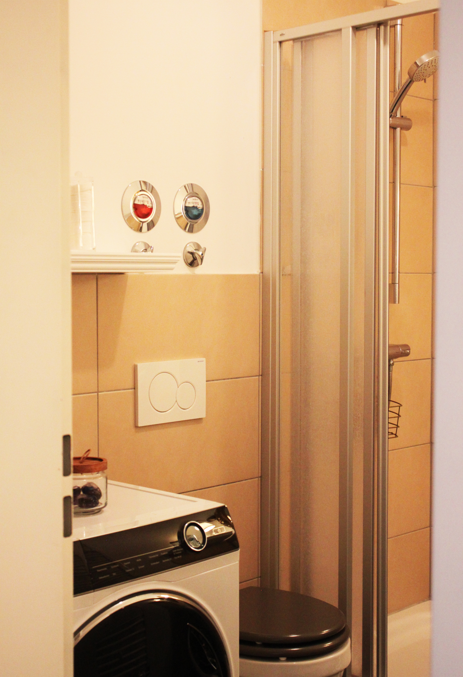 Badezimmr mit Dusche und Waschtrockner.JPG