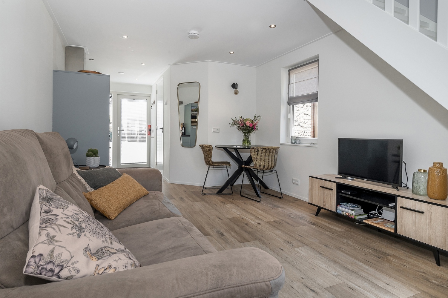 TV met kastje Vakantiehuis 2bijZee.JPG