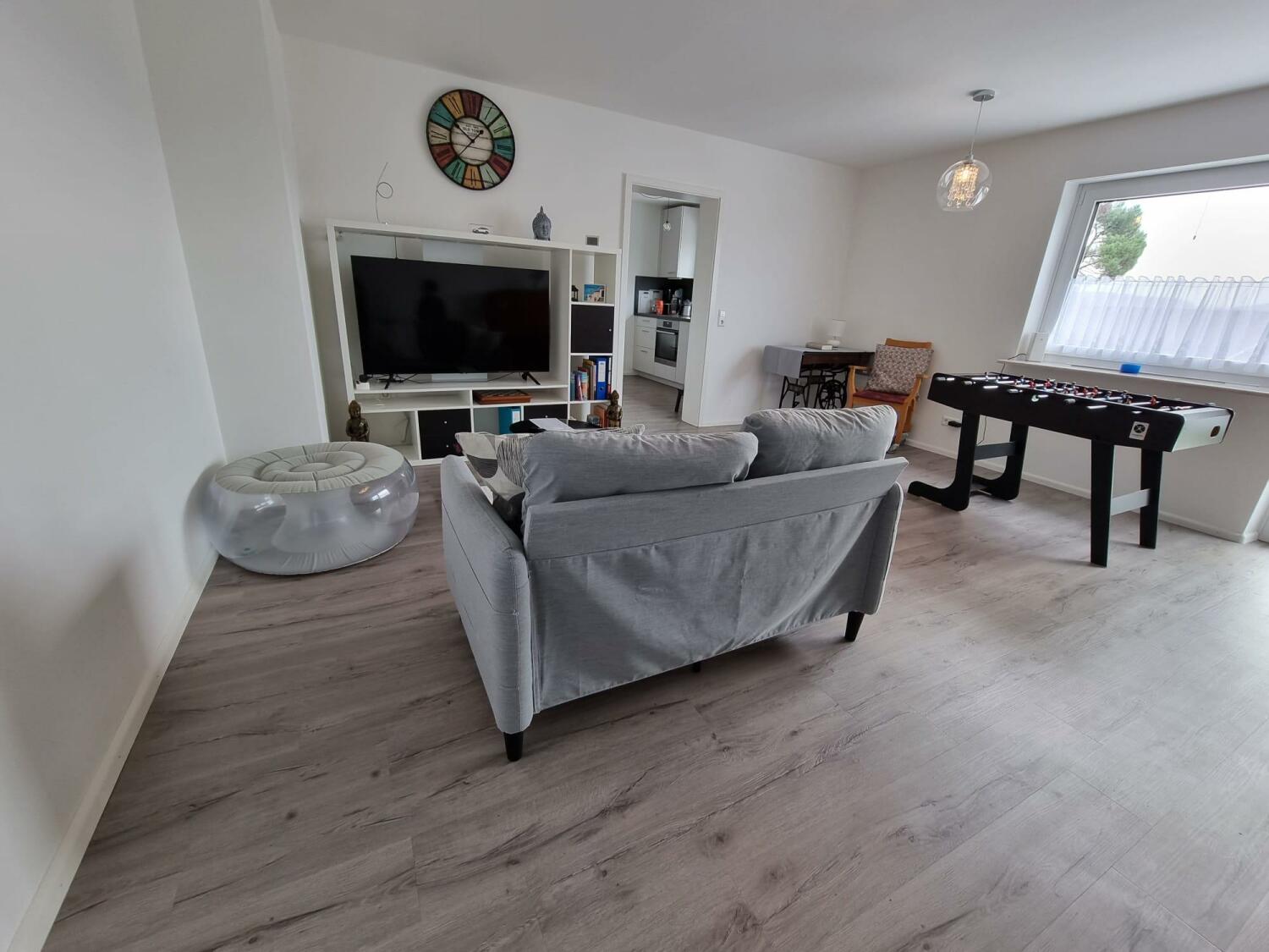 Wohnzimmer Sofa und TV.jpg