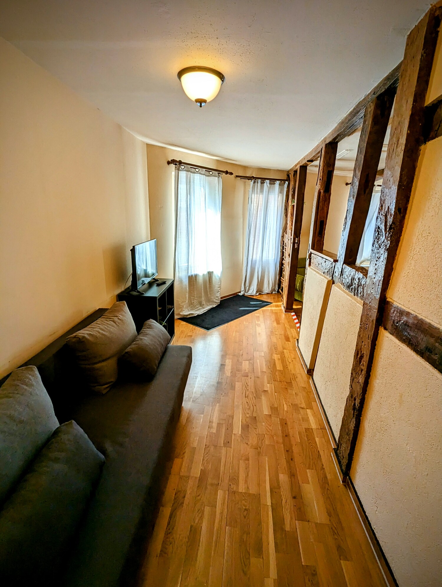 zi1 couch fenster.jpg