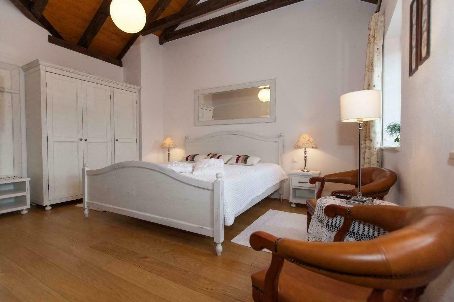 031-V.VALLIS Masterbedroom.jpg