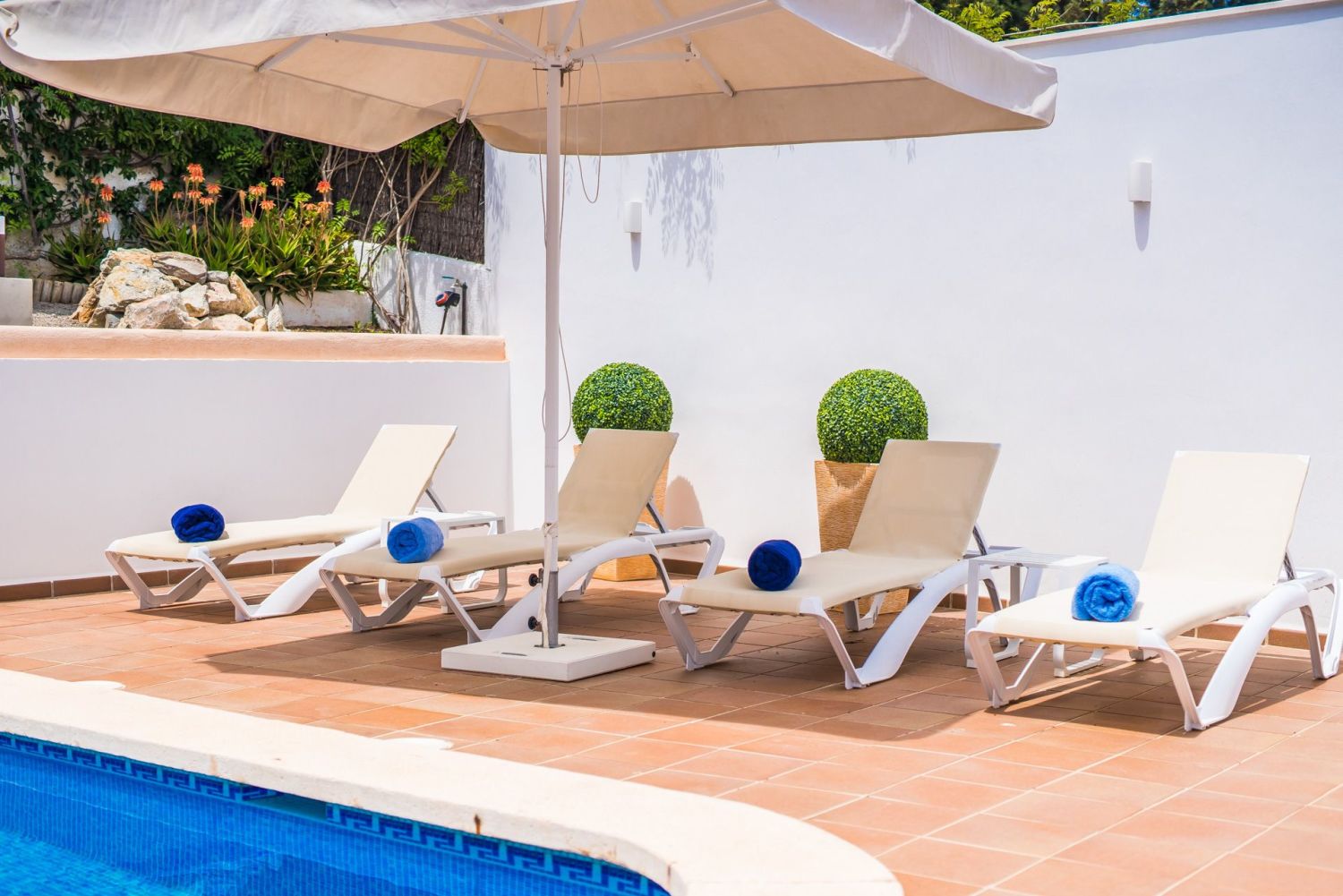 Villa_Marbella_Poolbereich 7.jpg