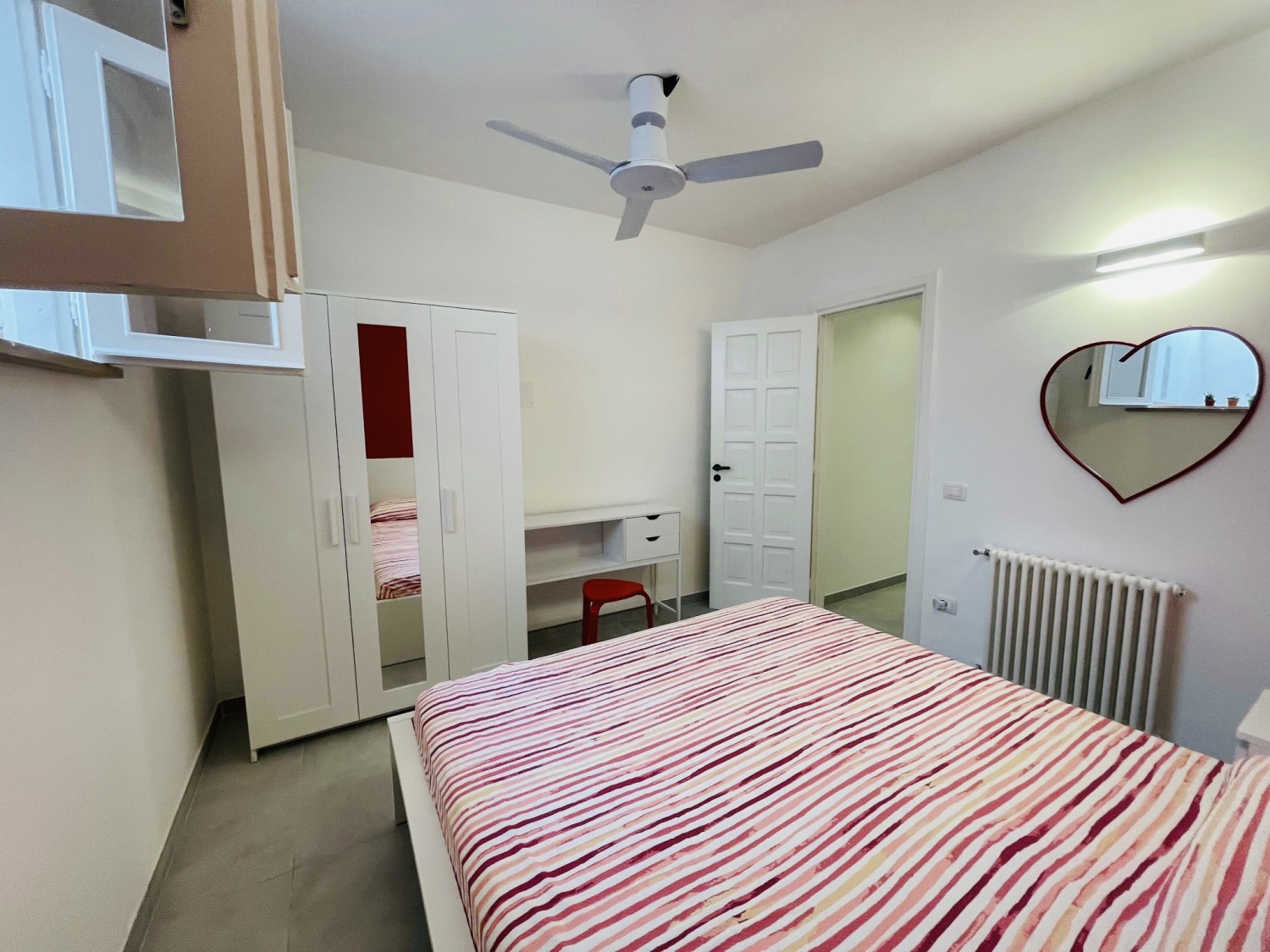 camera rossa (3).JPEG