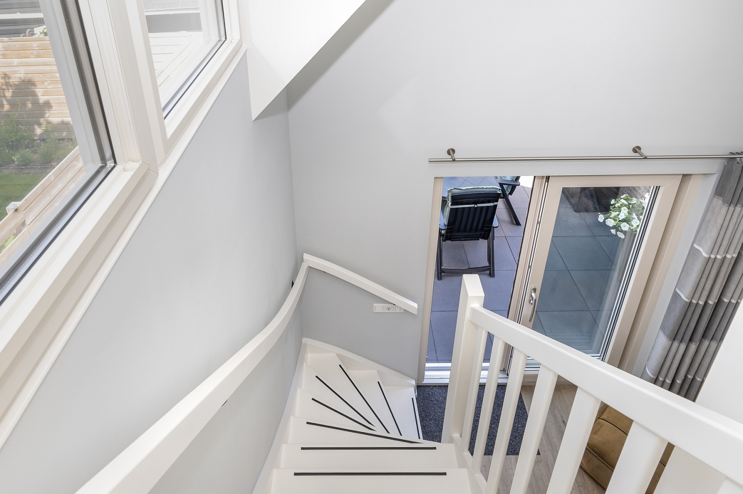 Naar beneden zicht vanuit de slaapkamer van Vakantiehuis 2bijZee.JPG