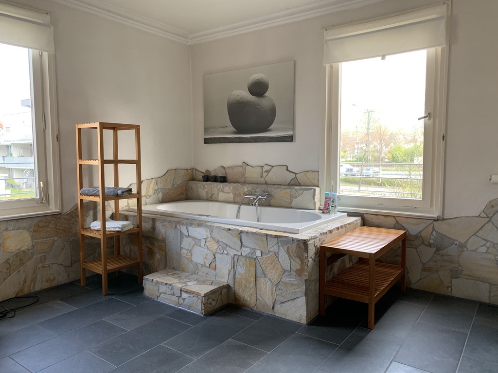 apartment_ferienwohnung_metzingen_gross_villa_landenberger_annemarie_wellness_badewanne.jpg
