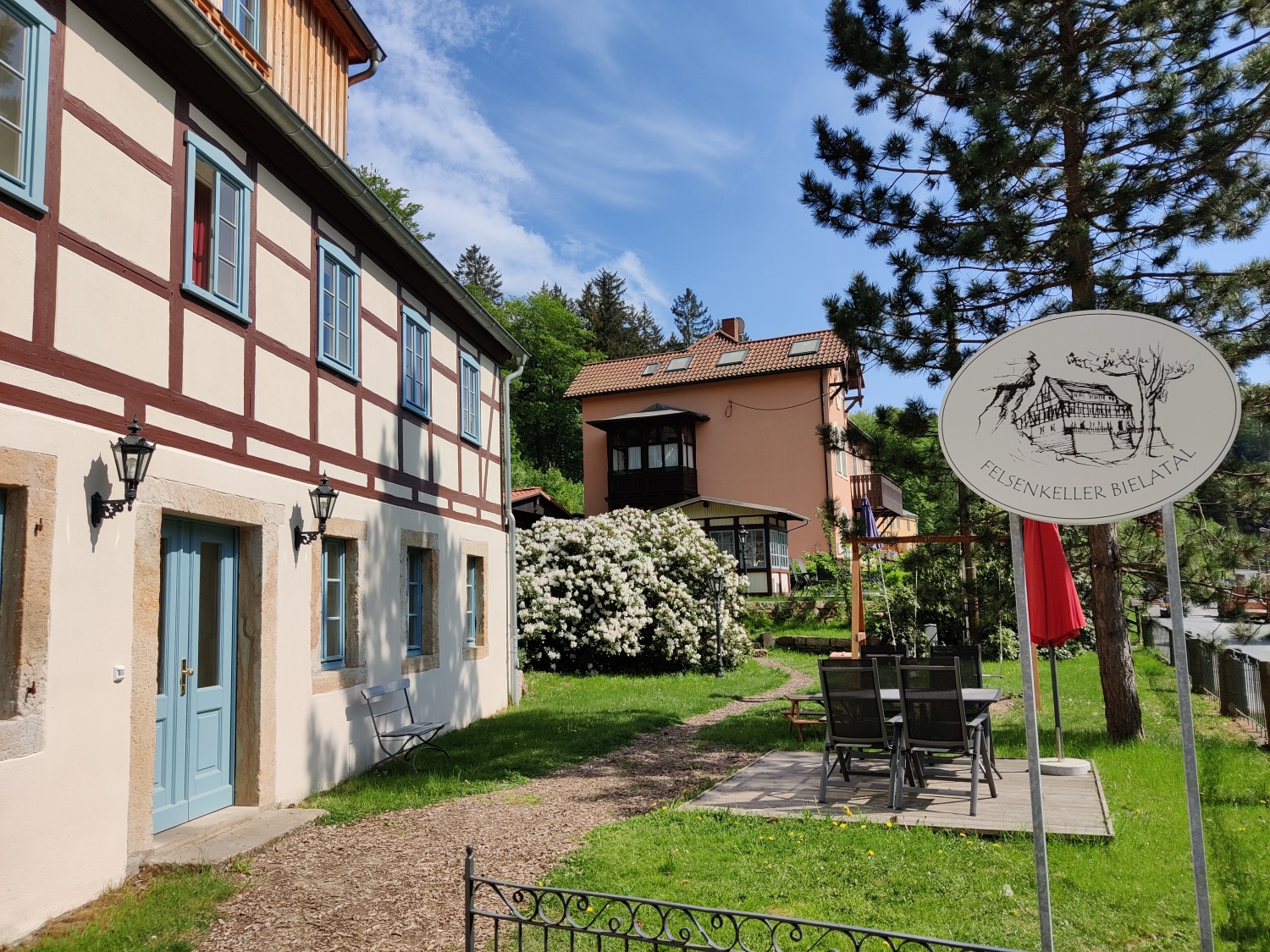 1. Terrassen vor dem Haus 20220516_152814.jpg