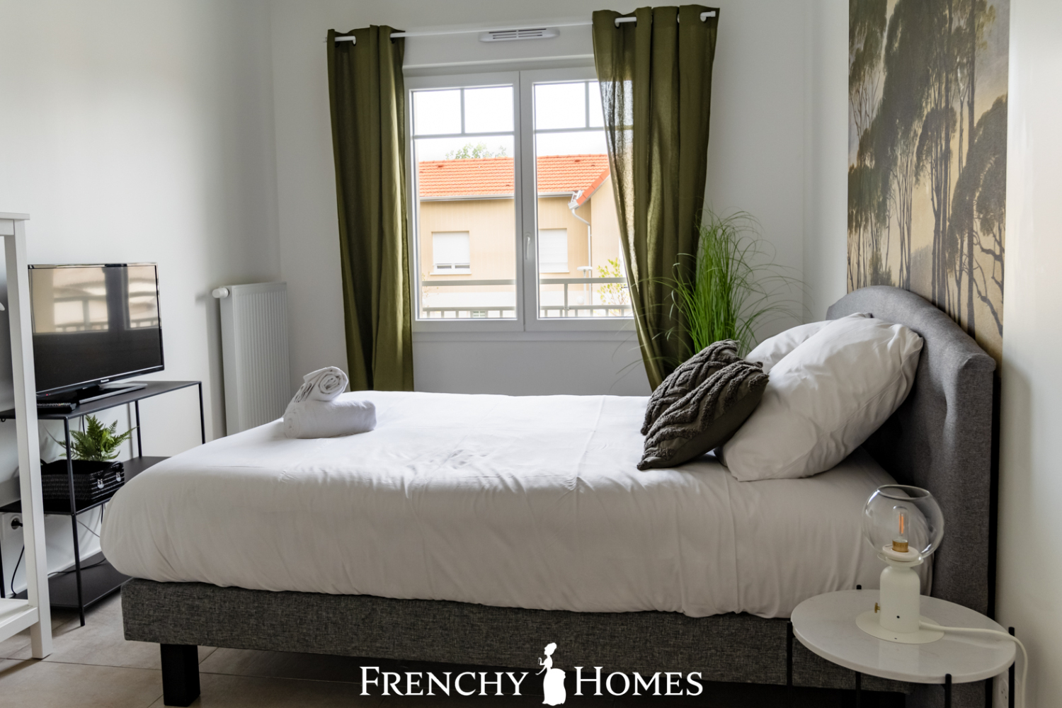 FrenchyHomes23Logo-563.jpg