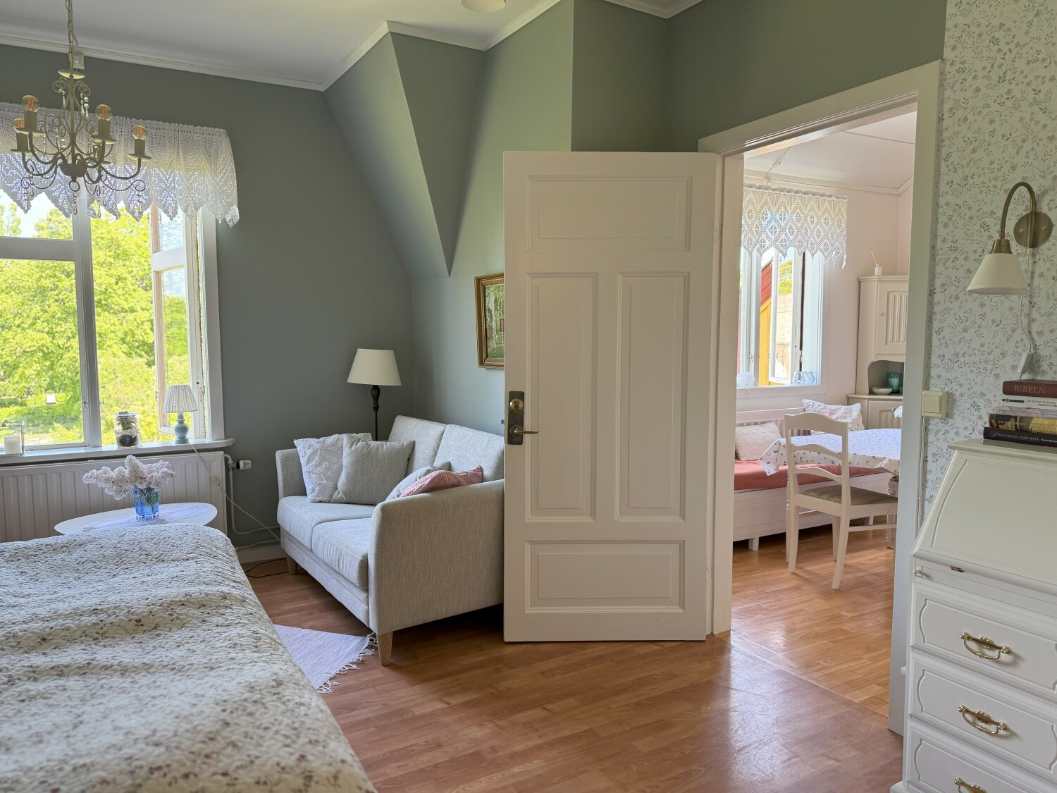 Animskogs Kyrkskola Apartment Björk - room total 2.jpeg