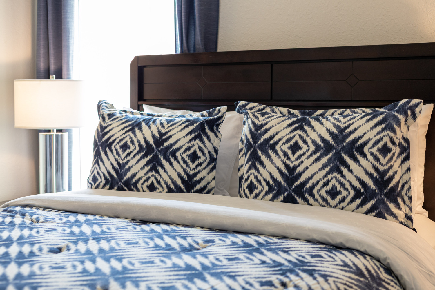 36--Upstairs Queen.jpg