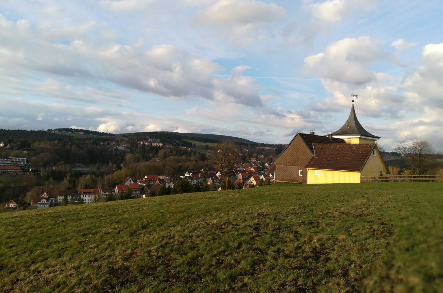 gelbe Kirche Aussicht.jpg