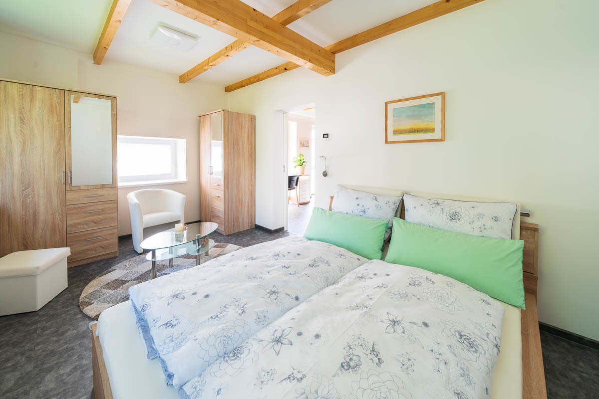 (2) Schlafzimmer, Blick zur Tür.jpg