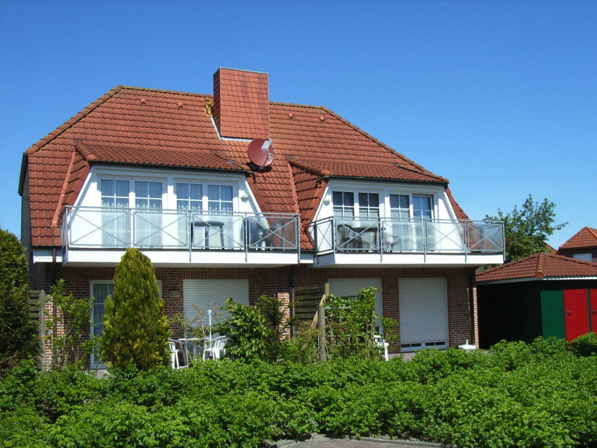 hausrueckseite-mit-sonnigem-balkon.jpg