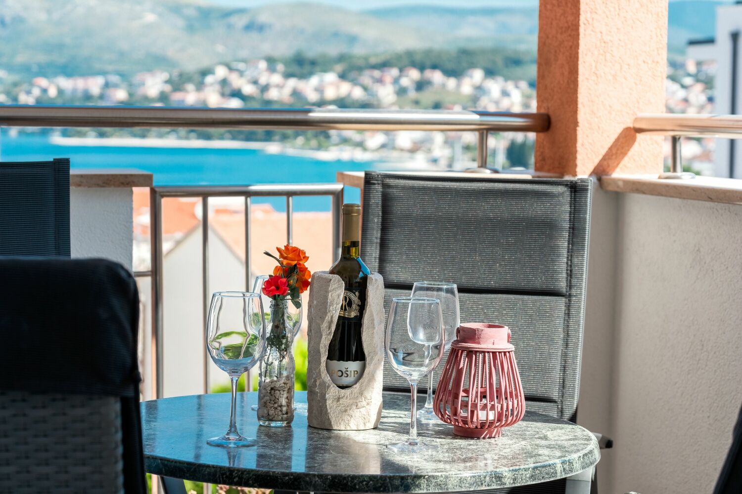 Apartman Okrug Balkon Blick 2 - Tisch mit Deko  -19.05.2025.jpg