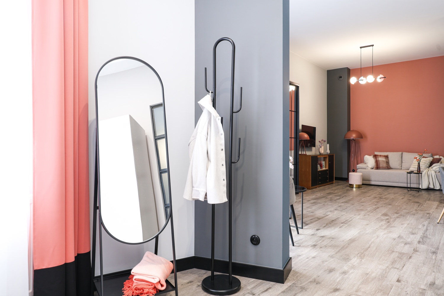 wejście do mieszkania lustro łódź booking.jpg