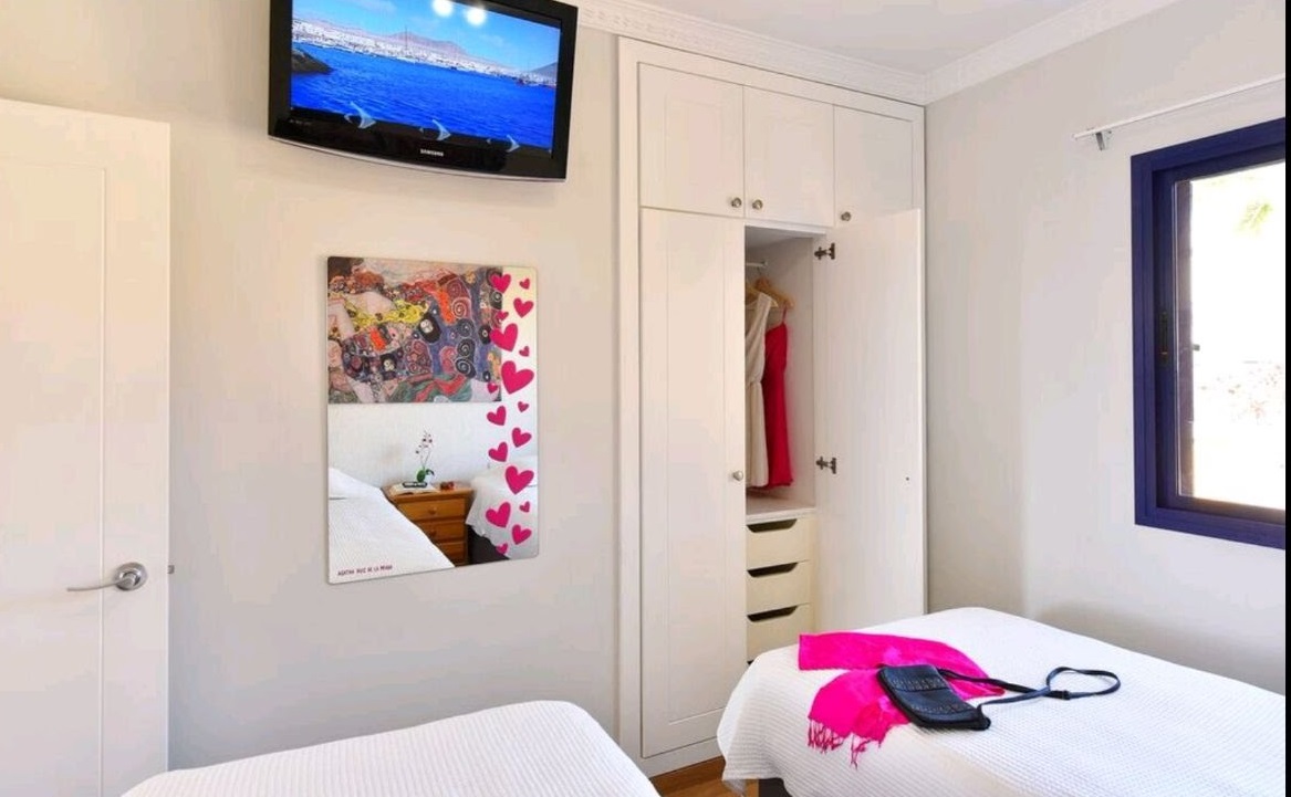 18-09-11 44 Gästezimmer mit Flat SAT TV.jpg