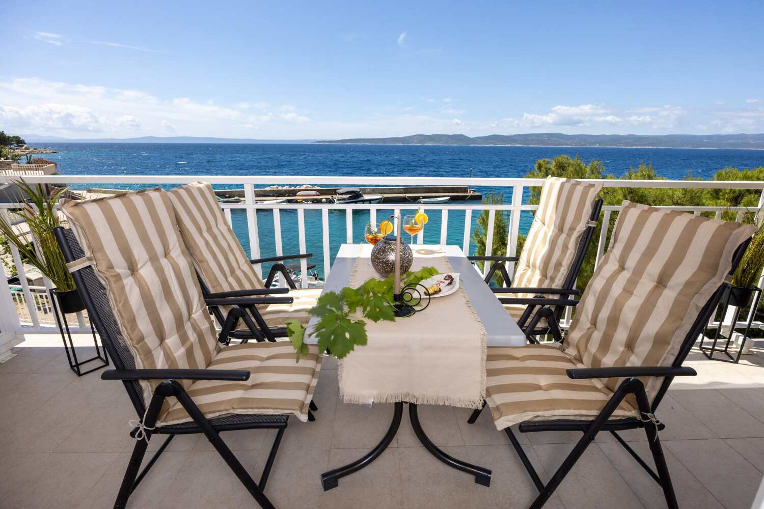 2_a22_balcony1_7 - tiny800kb.jpg