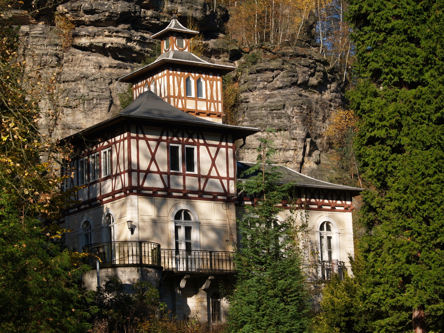 Jagdschloss Strassenseite.JPG