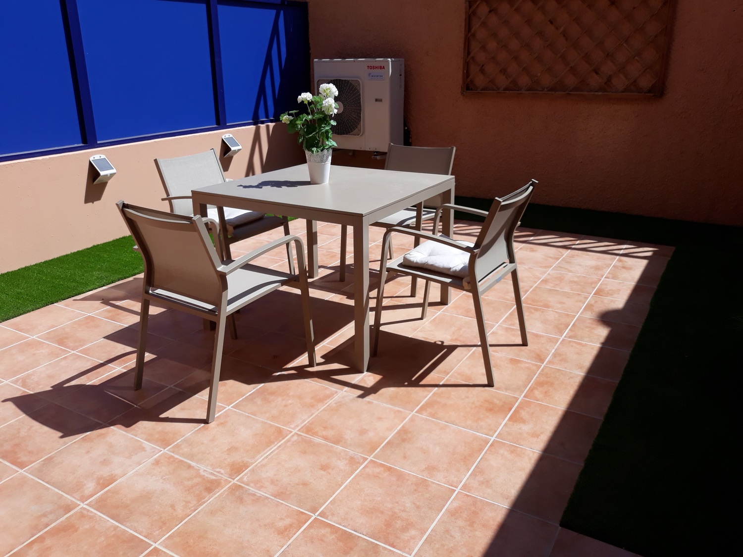 18-09-11 128 NEU _ Terrasse  Platten Boden und Terrassentür.jpg