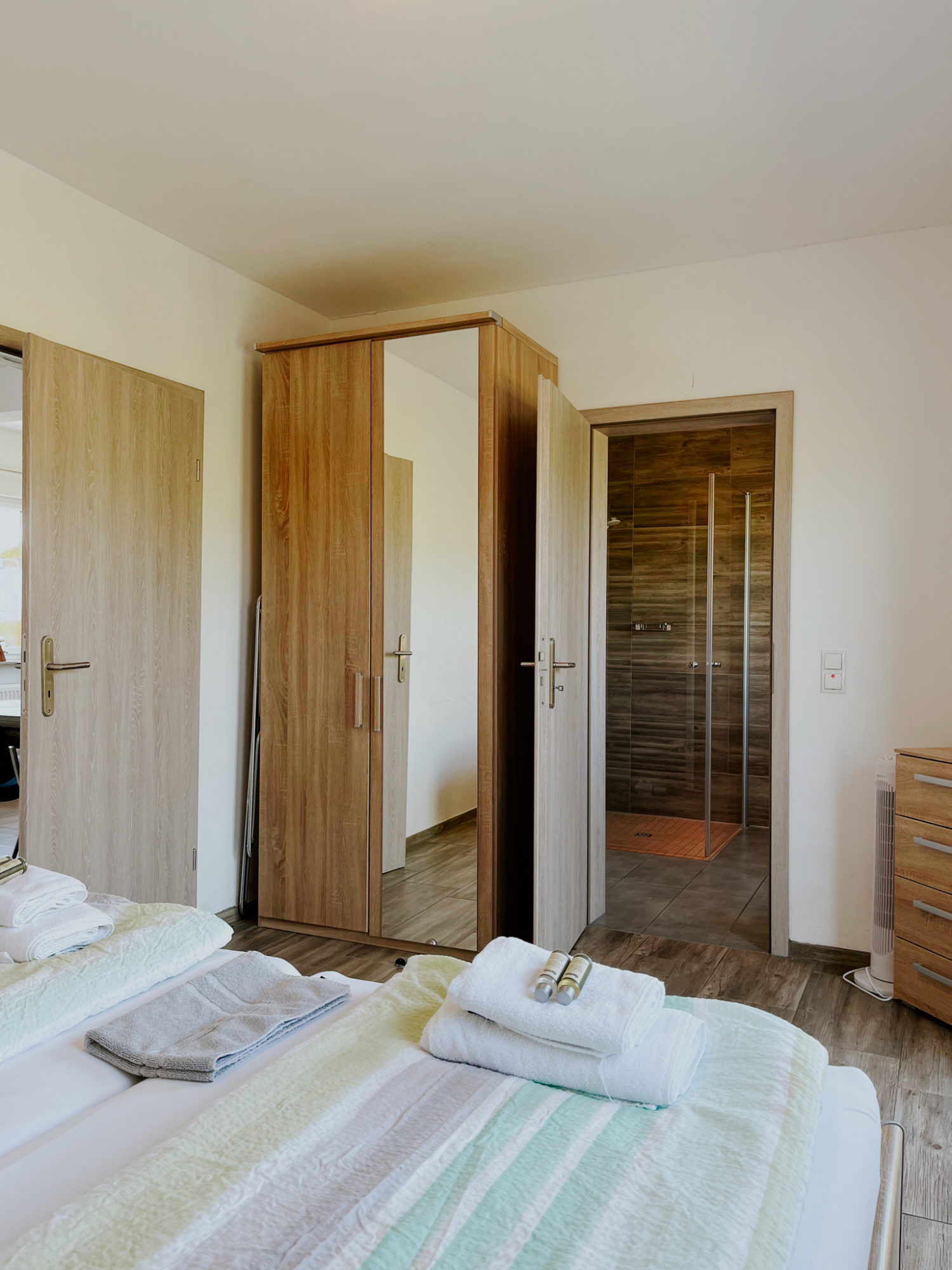 Schlafzimmer Kleiderschrank Haus 9.jpg