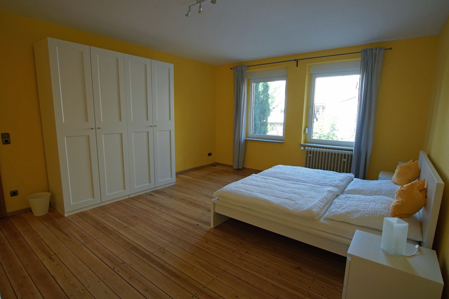 Schlafzimmer gelb 3 groß.jpg