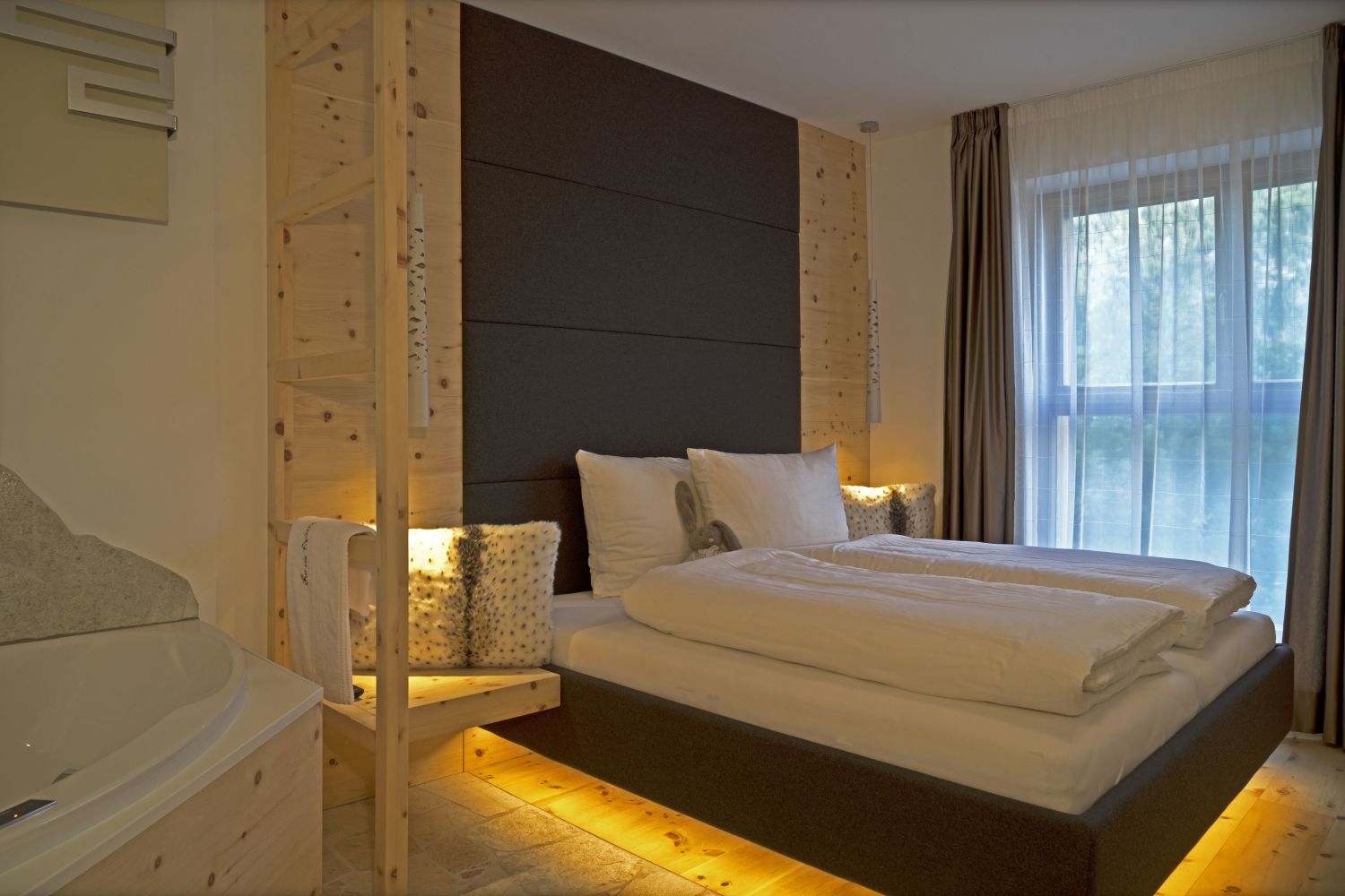 La vie Deluxe - Luxusferienwohnung Dolomiten - Sand in Taufers - Zirben-Schlafzimmer Whirlbadewanne.jpg