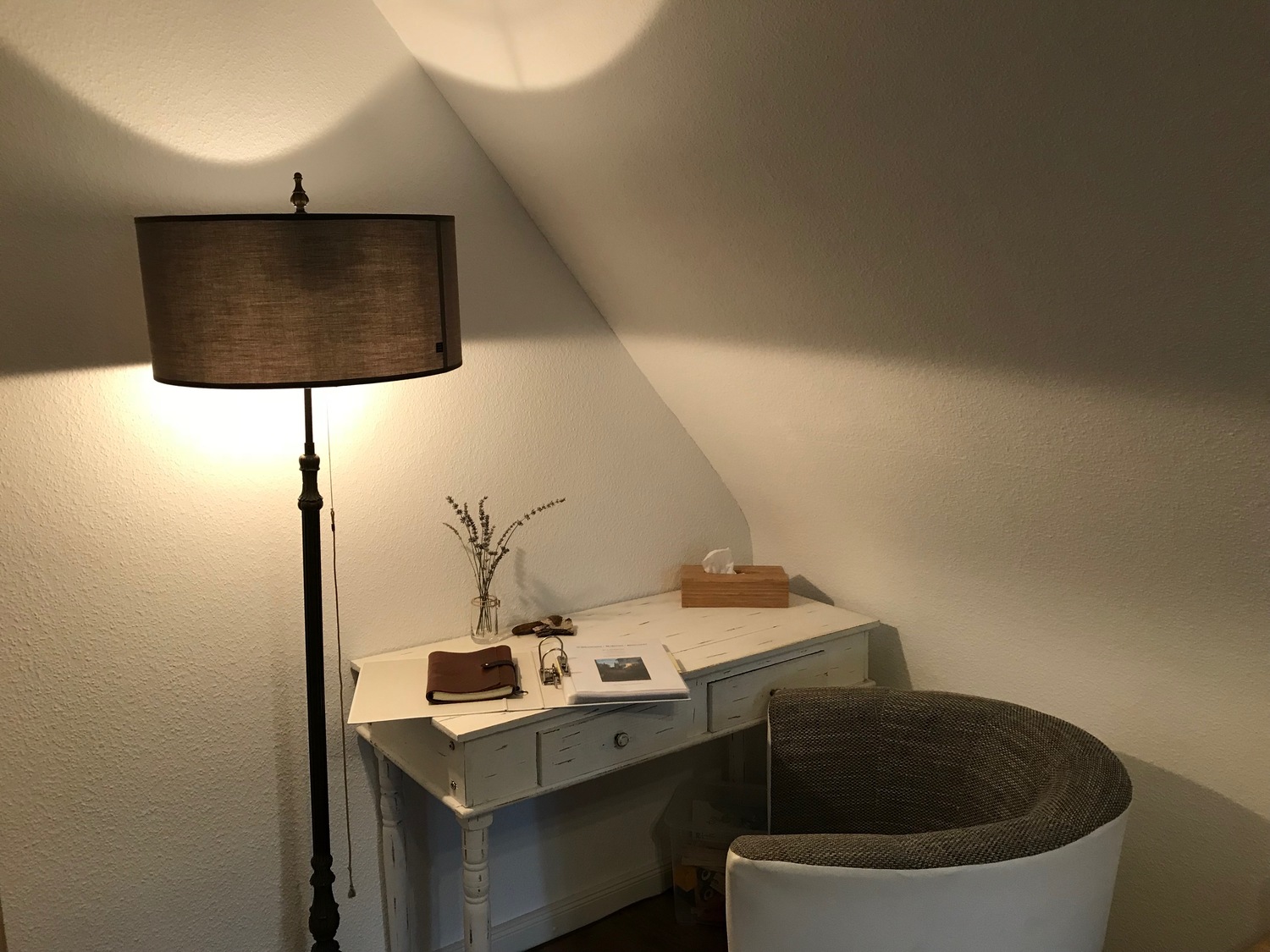 Wohnzimmer Schreibtisch.JPG