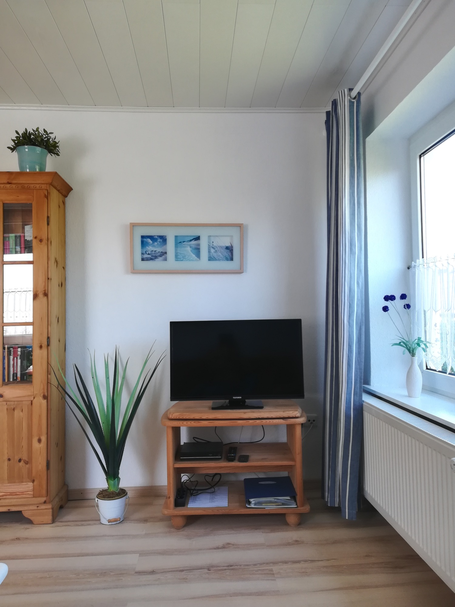 helles Wohnzimmer mit 32 Zoll HD-LED-TV.jpg