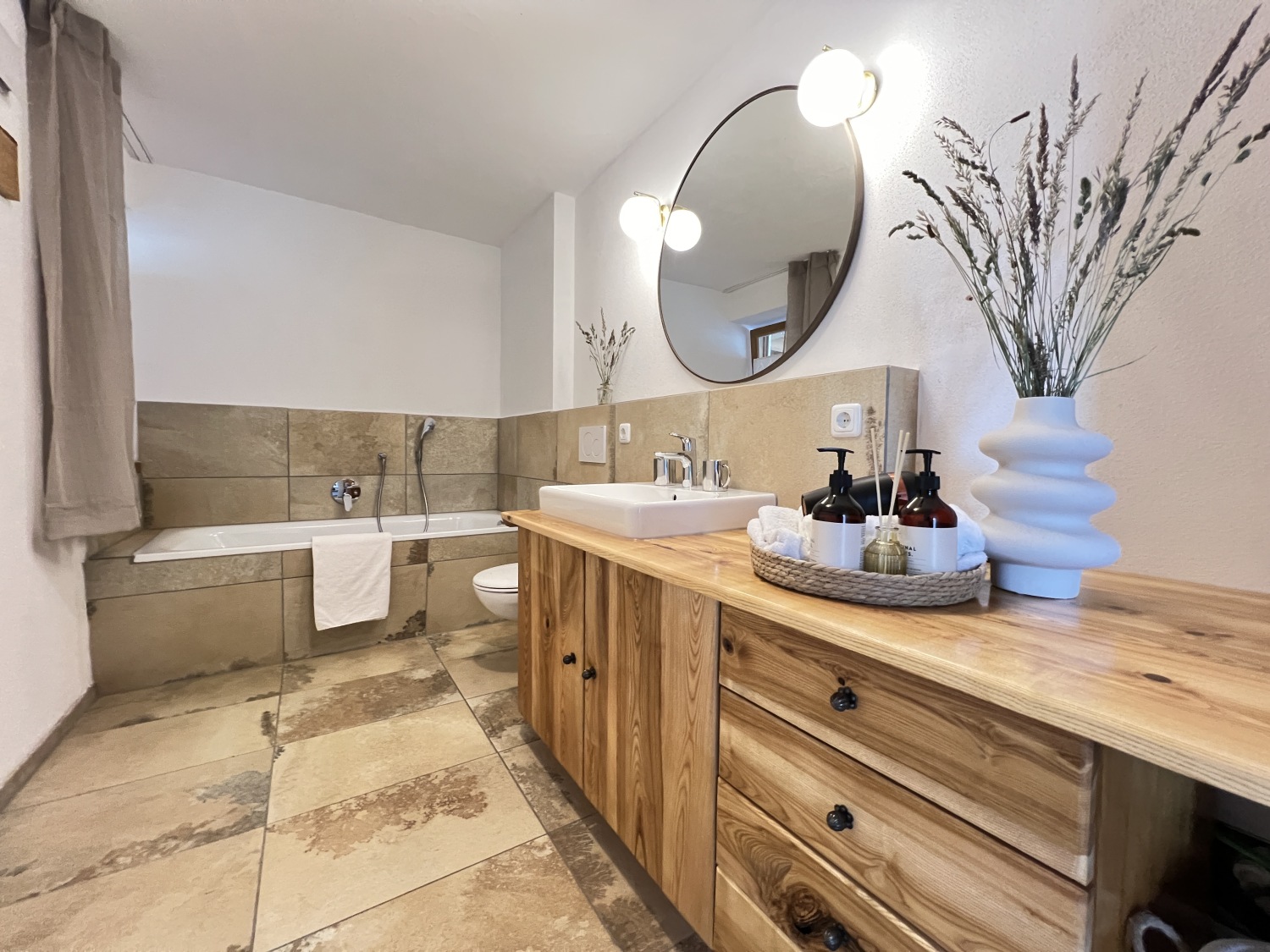 Bad 2 mit Naturholz-Waschtisch, Fenster und Lüftungsanlage.JPG