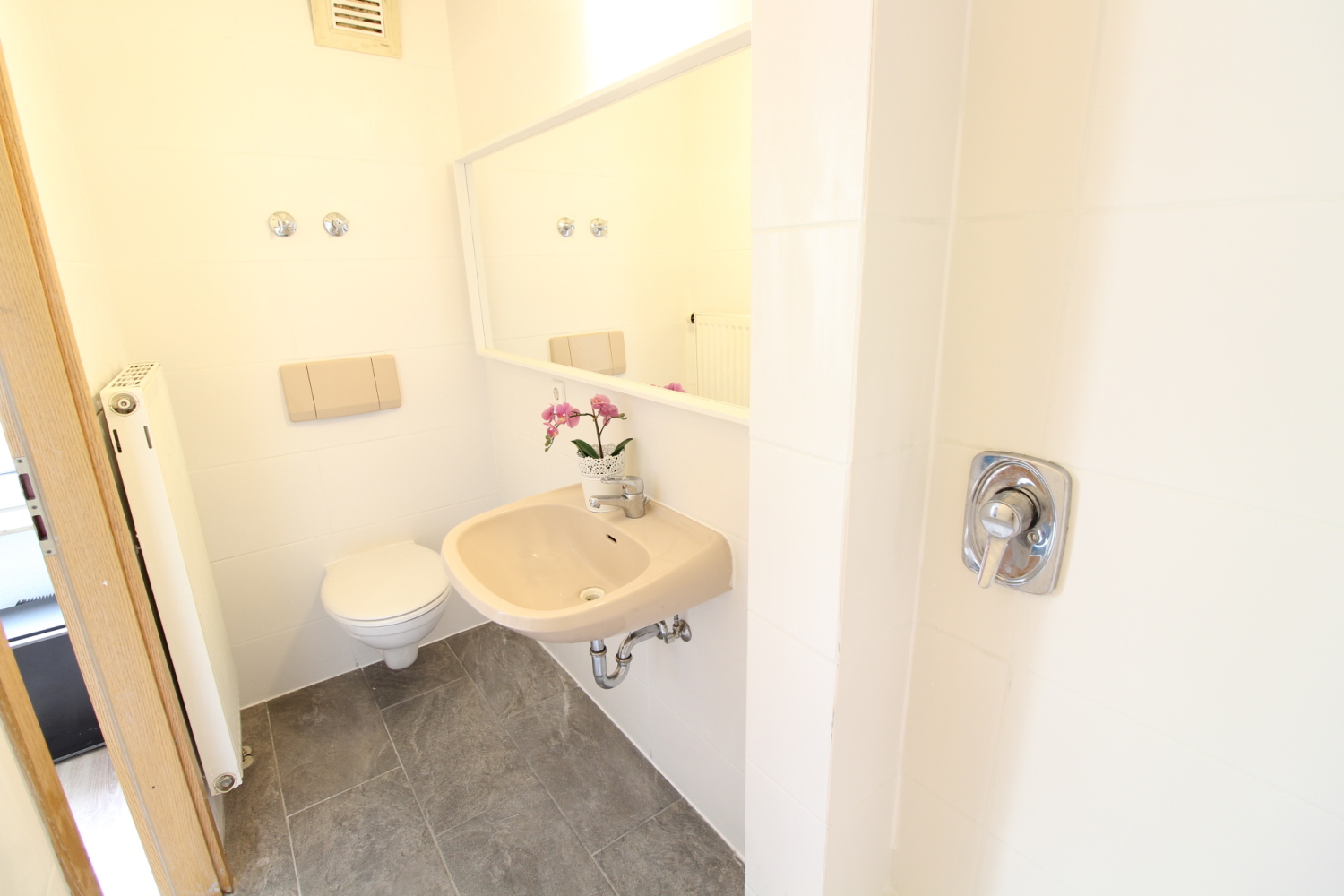 bad1 - wrong furniture in bg.jpg