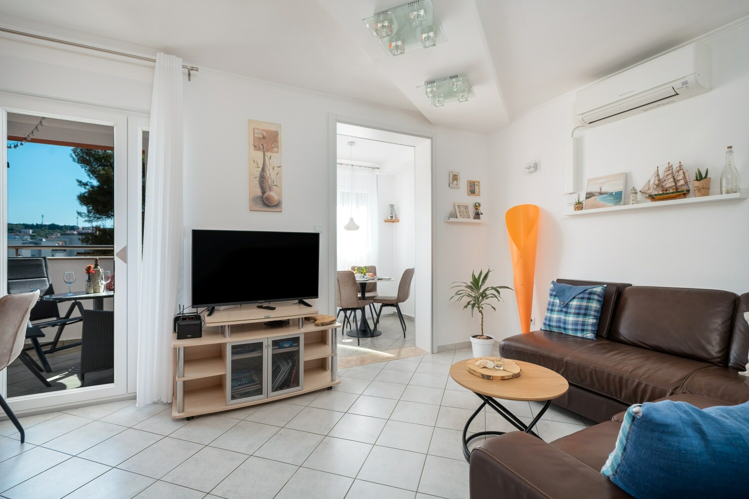 Apartman Okrug Wohnzimmer Blick kleine Balkontür 19.05.2025.jpg