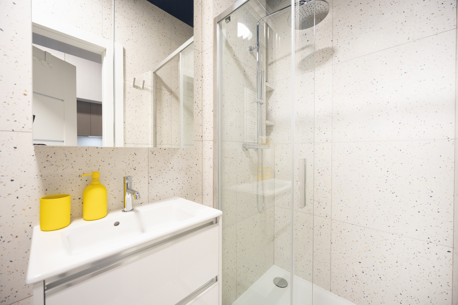 łazienka prusznic i umywalka.jpg