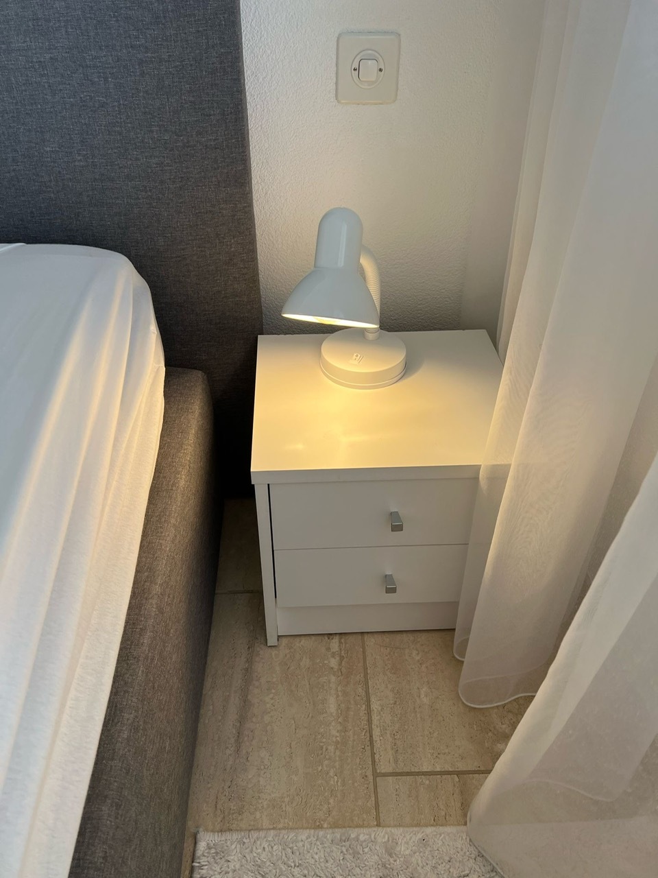 Schlafzimmer Schränckchen + Lampe.JPG