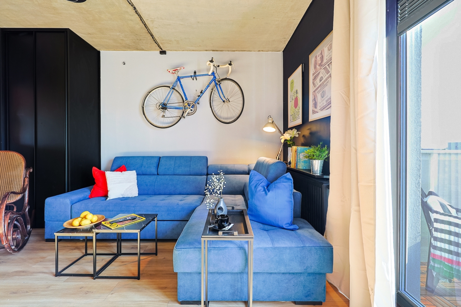 wygodna kanapa do spania Łódź booking airbnb.jpg